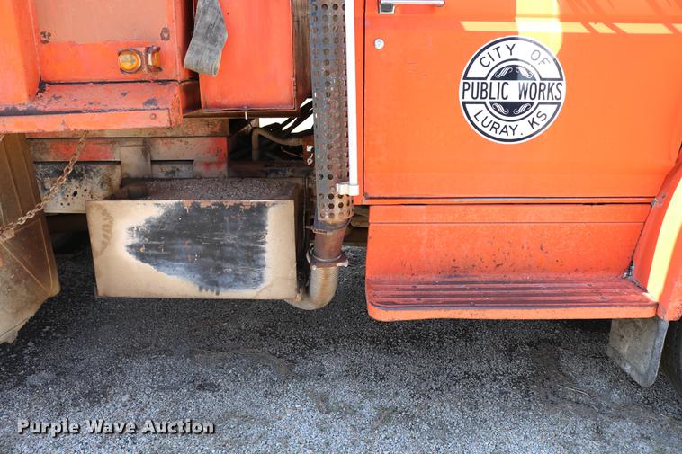 image for item DC7663 1983 Ford F700 dump truck