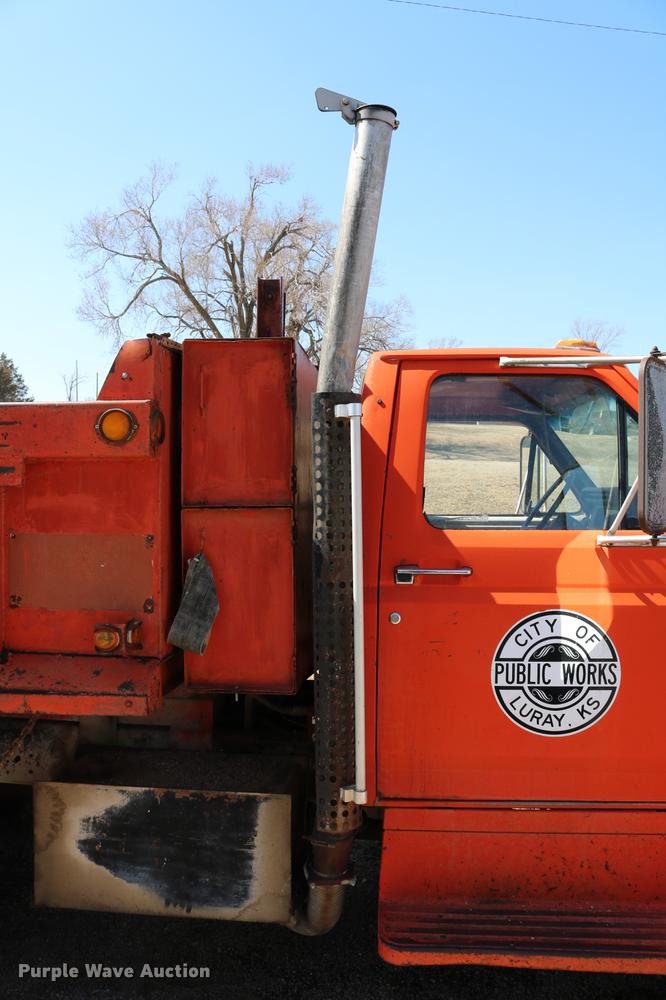 image for item DC7663 1983 Ford F700 dump truck