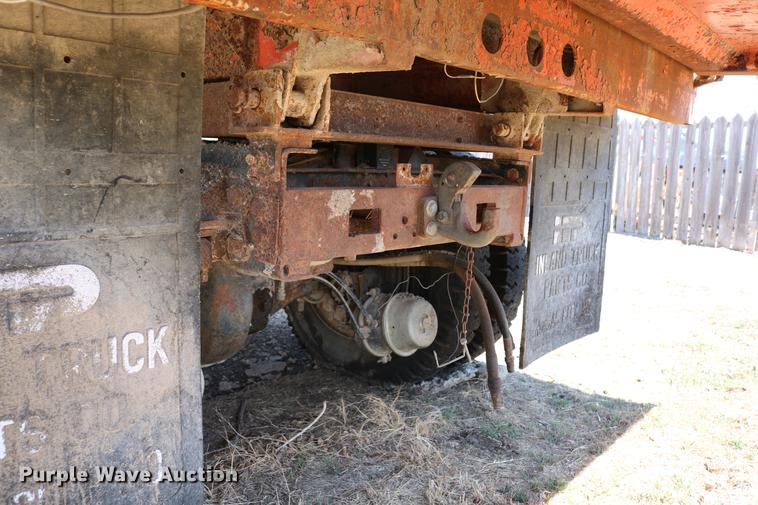 image for item DC7663 1983 Ford F700 dump truck