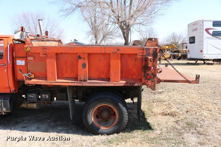 image for item DC7663 1983 Ford F700 dump truck