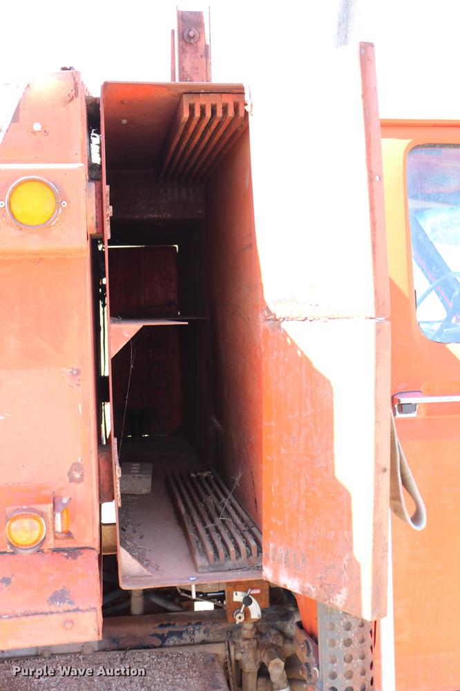 image for item DC7663 1983 Ford F700 dump truck