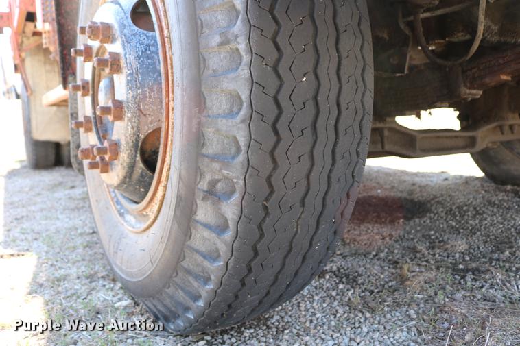 image for item DC7663 1983 Ford F700 dump truck