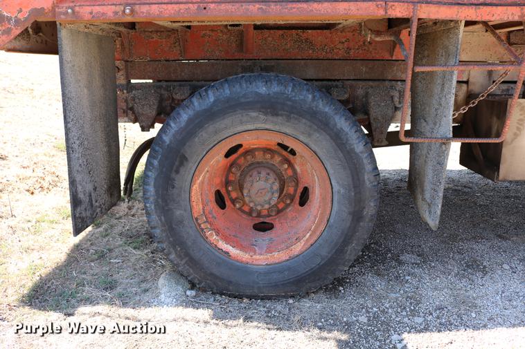 image for item DC7663 1983 Ford F700 dump truck