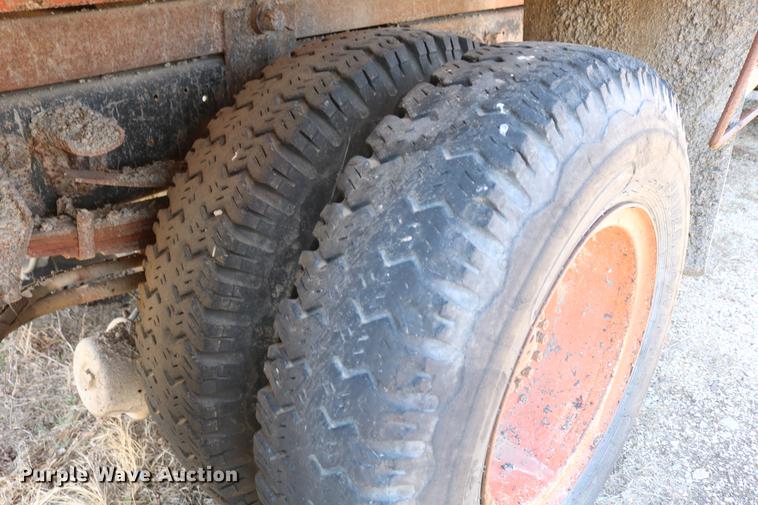 image for item DC7663 1983 Ford F700 dump truck