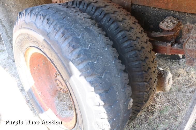 image for item DC7663 1983 Ford F700 dump truck