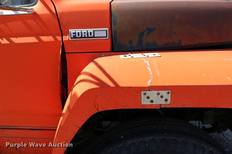 image for item DC7663 1983 Ford F700 dump truck