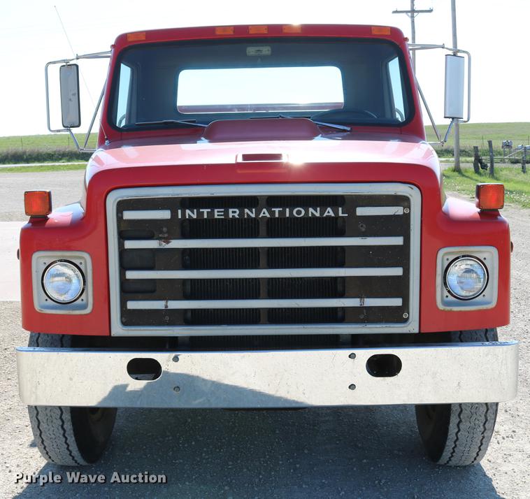 image for item DD4239 1982 International S1954 truck cab and chassis