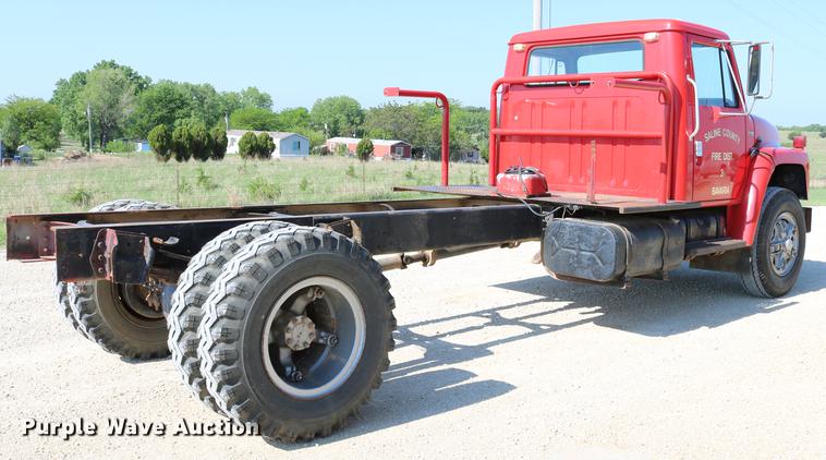image for item DD4239 1982 International S1954 truck cab and chassis