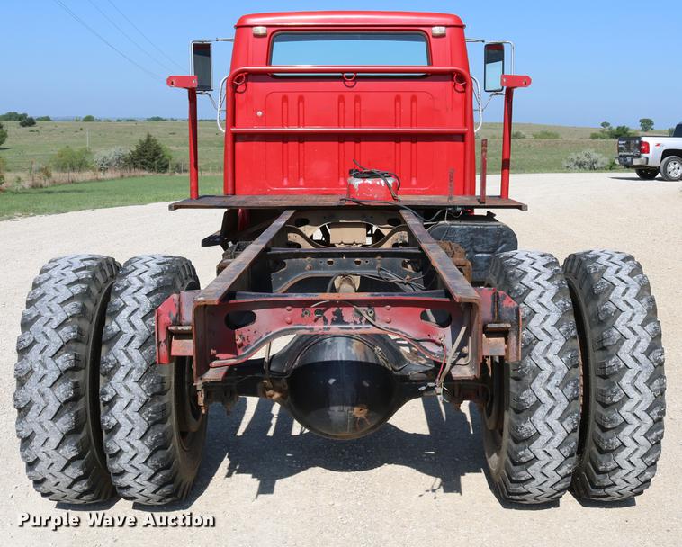 image for item DD4239 1982 International S1954 truck cab and chassis