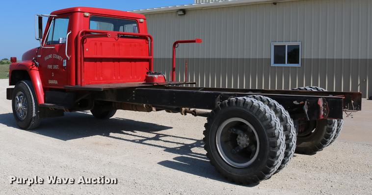 image for item DD4239 1982 International S1954 truck cab and chassis