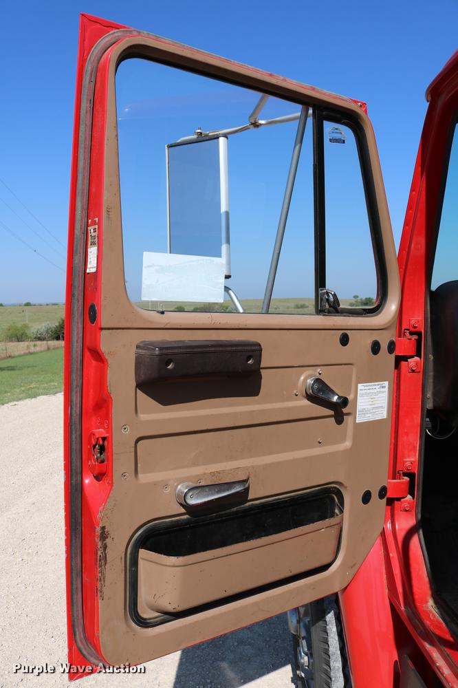 image for item DD4239 1982 International S1954 truck cab and chassis
