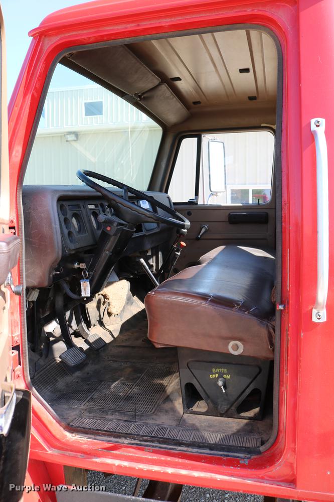 image for item DD4239 1982 International S1954 truck cab and chassis