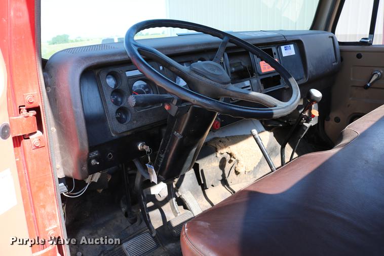 image for item DD4239 1982 International S1954 truck cab and chassis