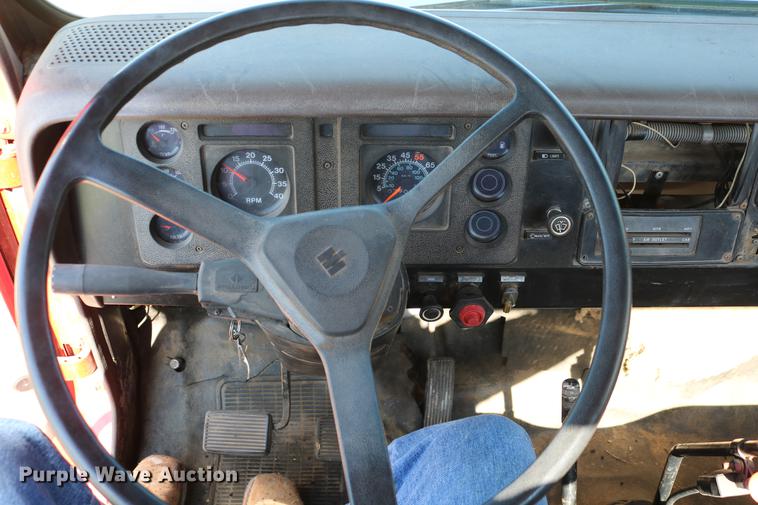 image for item DD4239 1982 International S1954 truck cab and chassis