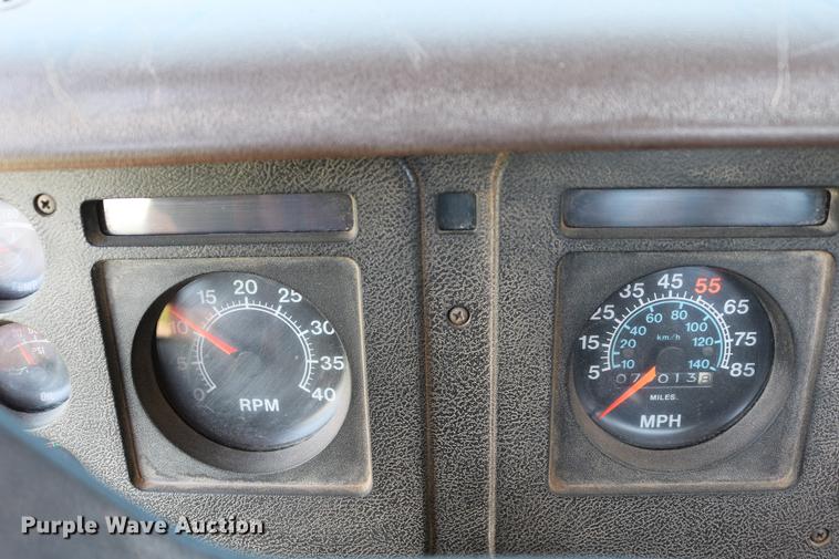 image for item DD4239 1982 International S1954 truck cab and chassis