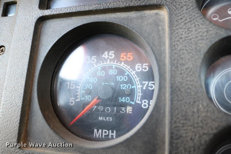 image for item DD4239 1982 International S1954 truck cab and chassis