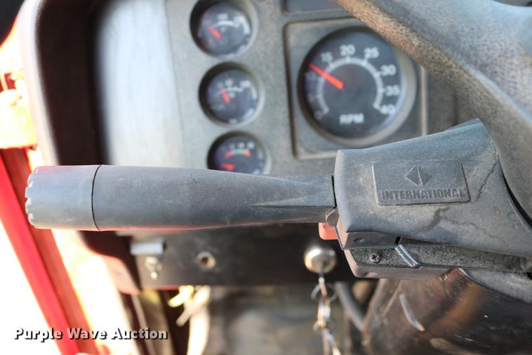 image for item DD4239 1982 International S1954 truck cab and chassis