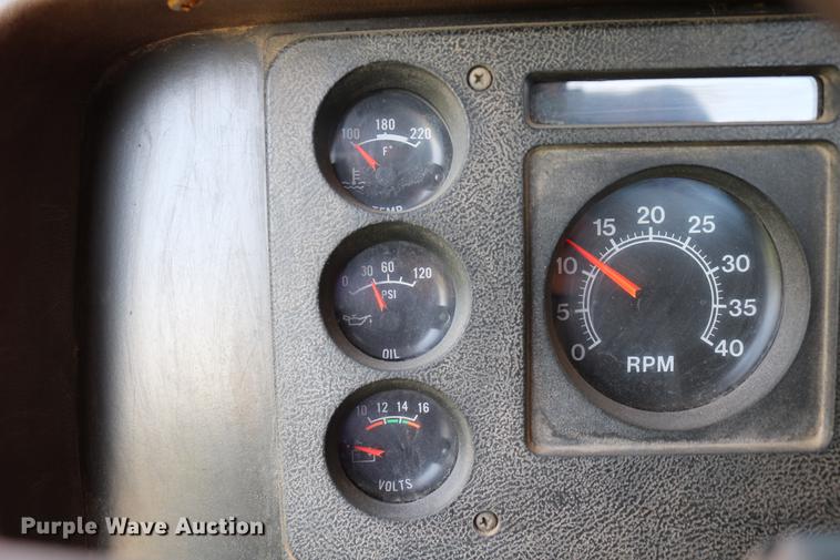 image for item DD4239 1982 International S1954 truck cab and chassis