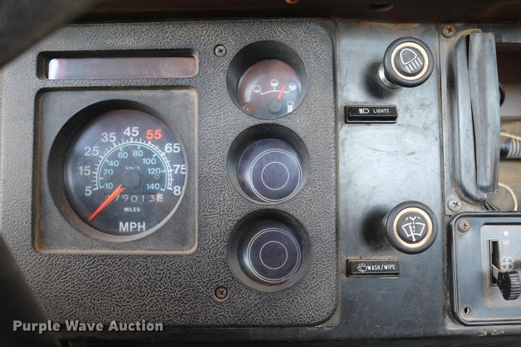 image for item DD4239 1982 International S1954 truck cab and chassis