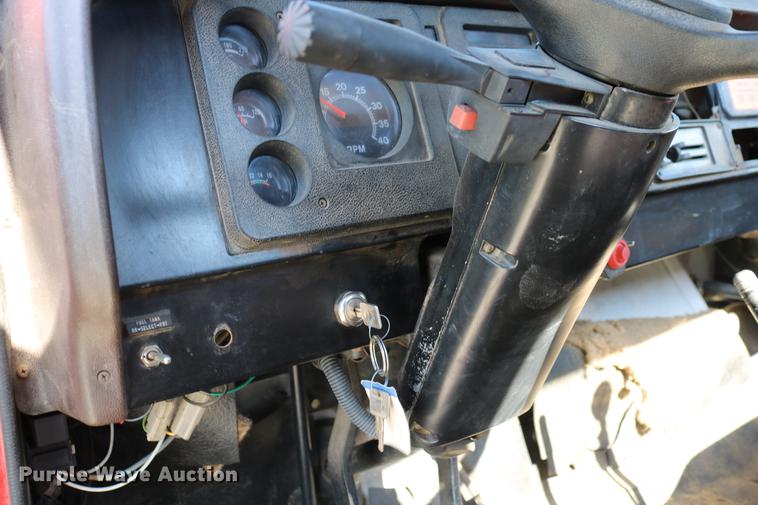 image for item DD4239 1982 International S1954 truck cab and chassis