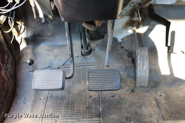 image for item DD4239 1982 International S1954 truck cab and chassis