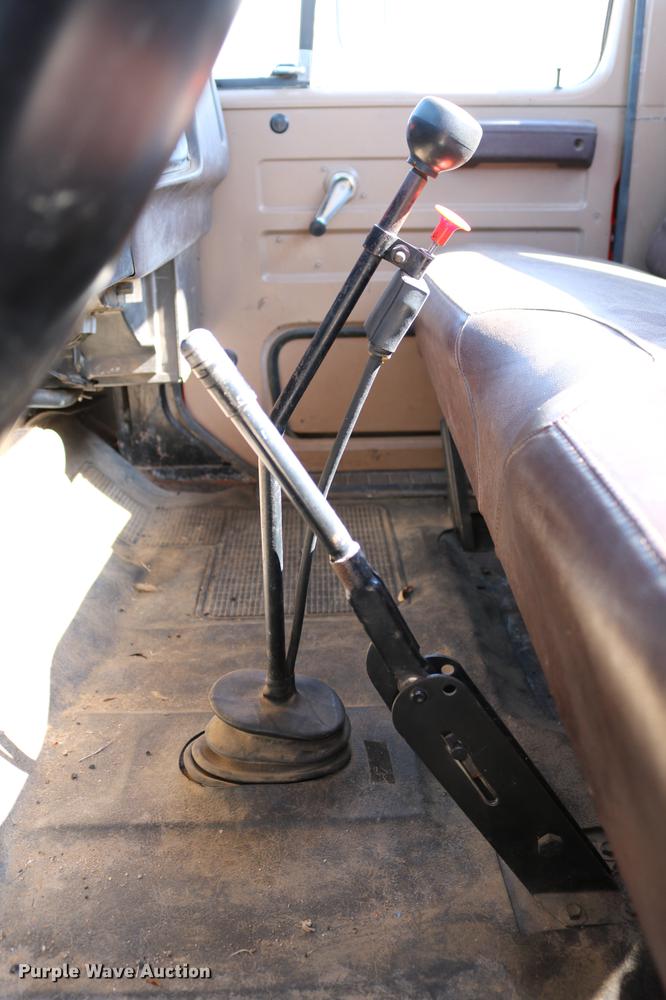 image for item DD4239 1982 International S1954 truck cab and chassis