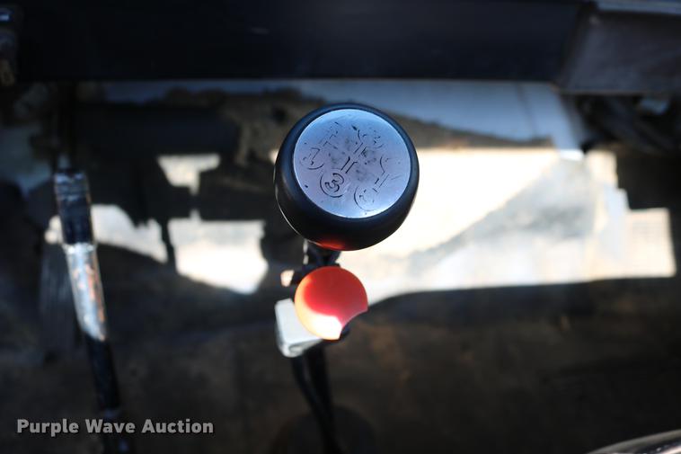 image for item DD4239 1982 International S1954 truck cab and chassis