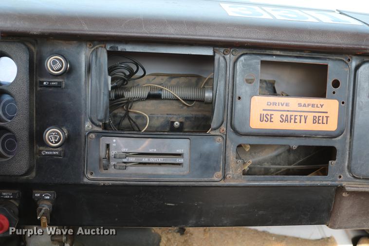 image for item DD4239 1982 International S1954 truck cab and chassis