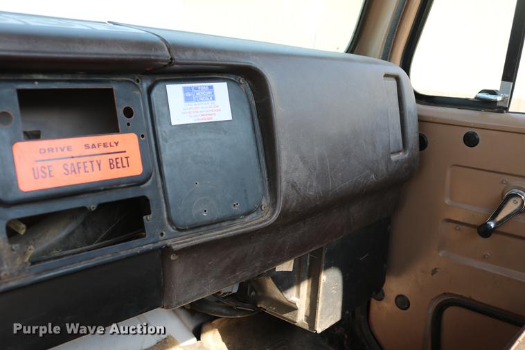 image for item DD4239 1982 International S1954 truck cab and chassis