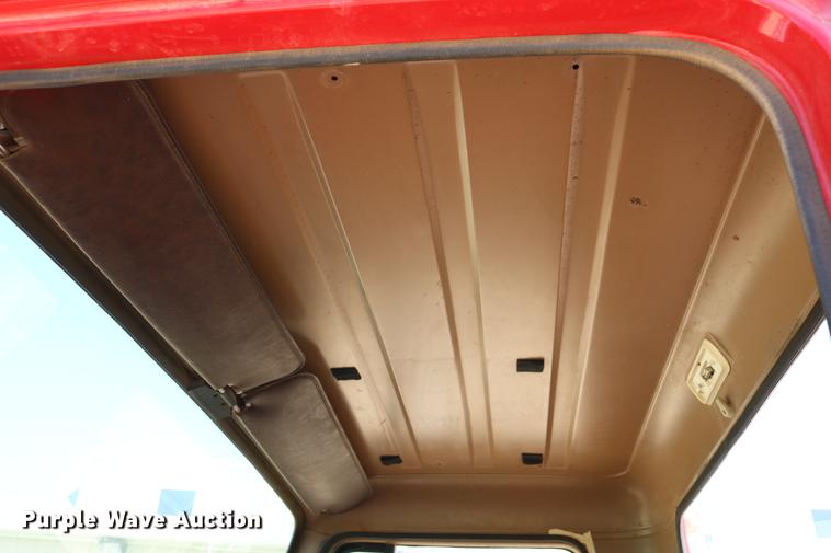 image for item DD4239 1982 International S1954 truck cab and chassis