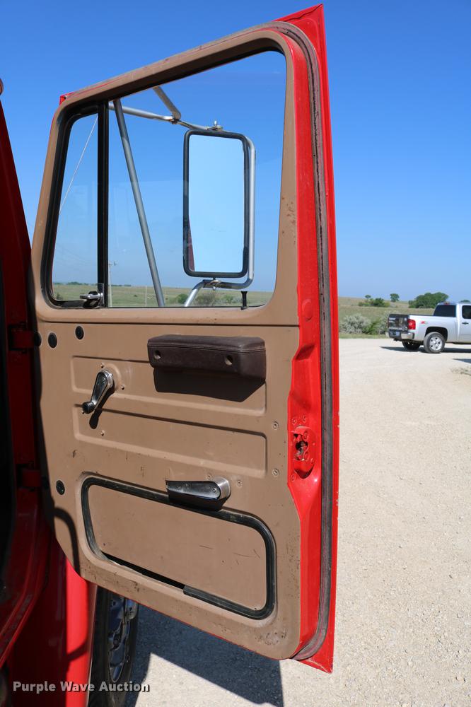 image for item DD4239 1982 International S1954 truck cab and chassis