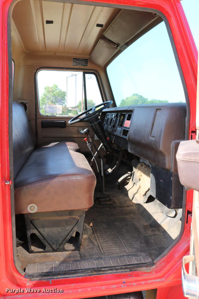 image for item DD4239 1982 International S1954 truck cab and chassis