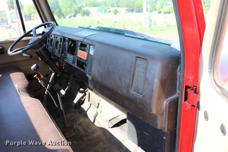 image for item DD4239 1982 International S1954 truck cab and chassis