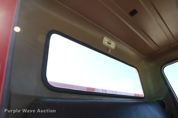 image for item DD4239 1982 International S1954 truck cab and chassis