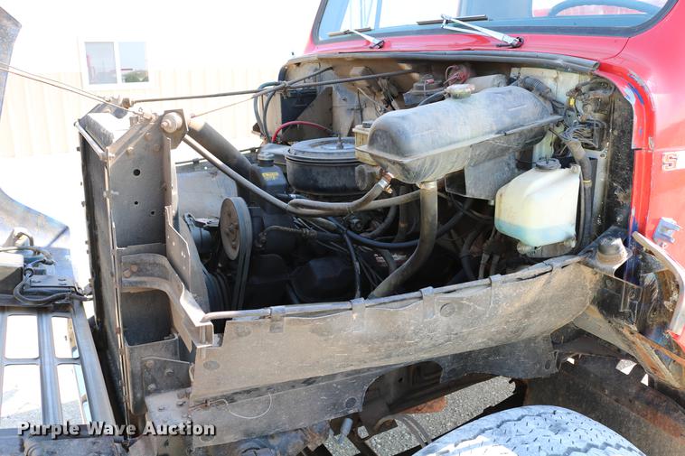 image for item DD4239 1982 International S1954 truck cab and chassis