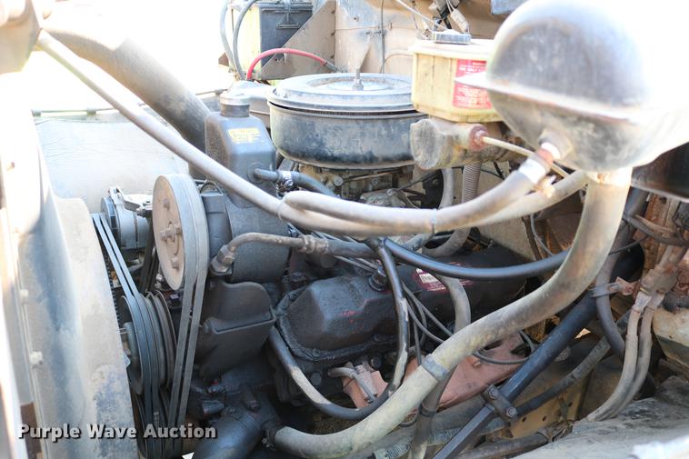 image for item DD4239 1982 International S1954 truck cab and chassis