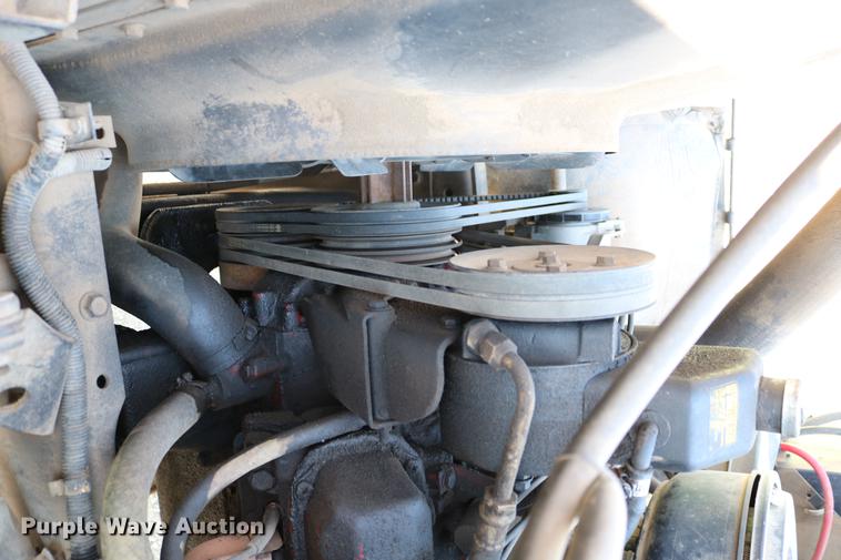 image for item DD4239 1982 International S1954 truck cab and chassis