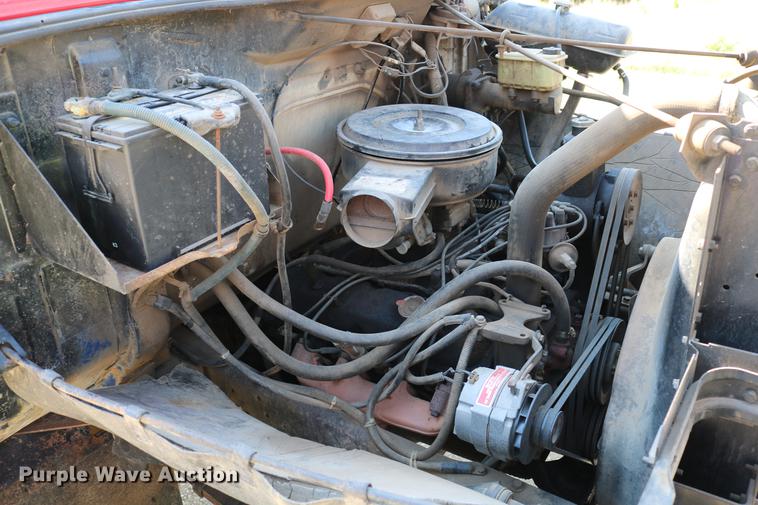 image for item DD4239 1982 International S1954 truck cab and chassis