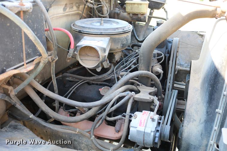 image for item DD4239 1982 International S1954 truck cab and chassis