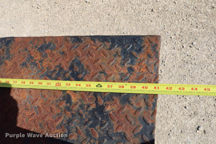 image for item DD4239 1982 International S1954 truck cab and chassis