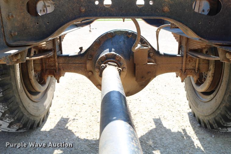 image for item DD4239 1982 International S1954 truck cab and chassis