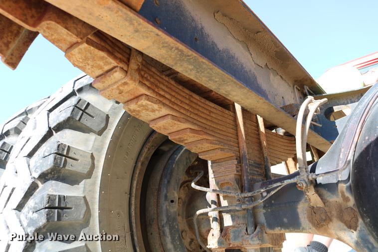 image for item DD4239 1982 International S1954 truck cab and chassis