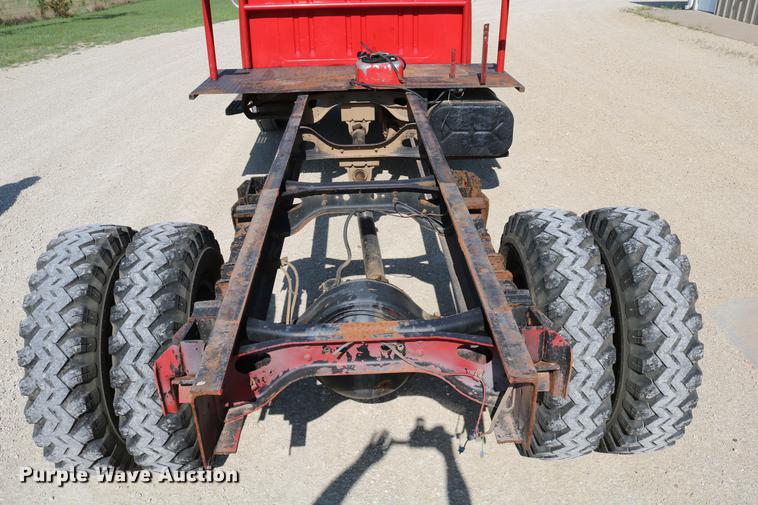 image for item DD4239 1982 International S1954 truck cab and chassis