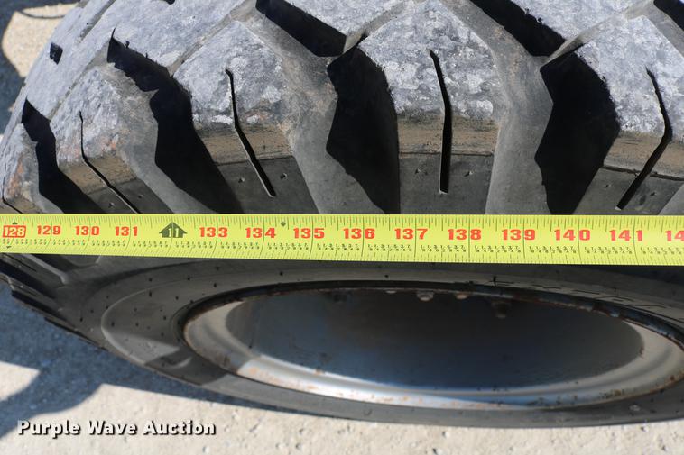 image for item DD4239 1982 International S1954 truck cab and chassis