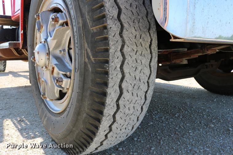 image for item DD4239 1982 International S1954 truck cab and chassis