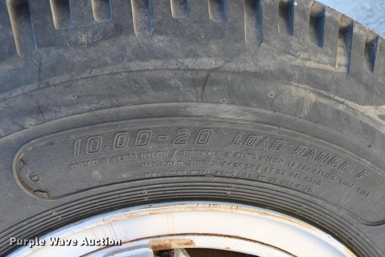 image for item DD4239 1982 International S1954 truck cab and chassis