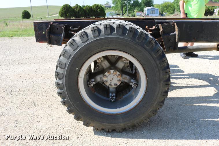 image for item DD4239 1982 International S1954 truck cab and chassis