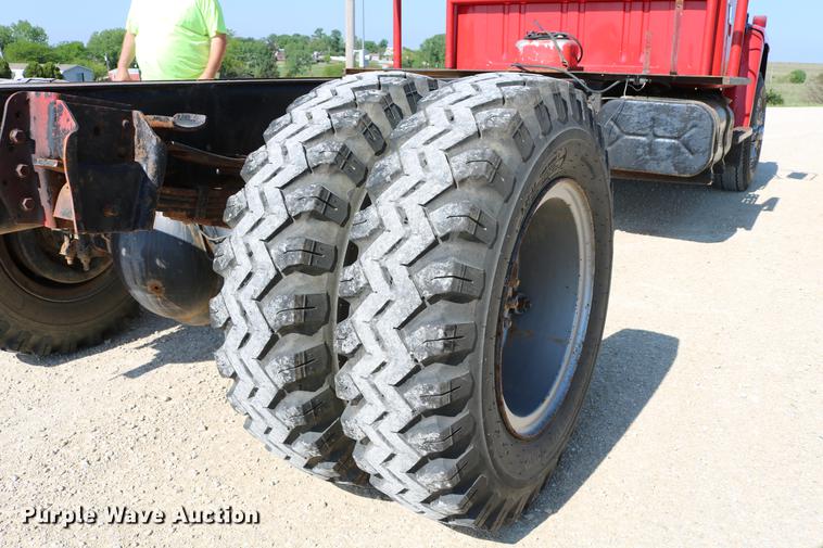 image for item DD4239 1982 International S1954 truck cab and chassis