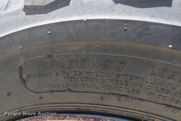 image for item DD4239 1982 International S1954 truck cab and chassis