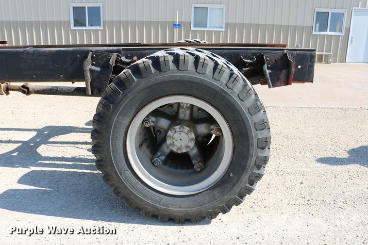 image for item DD4239 1982 International S1954 truck cab and chassis